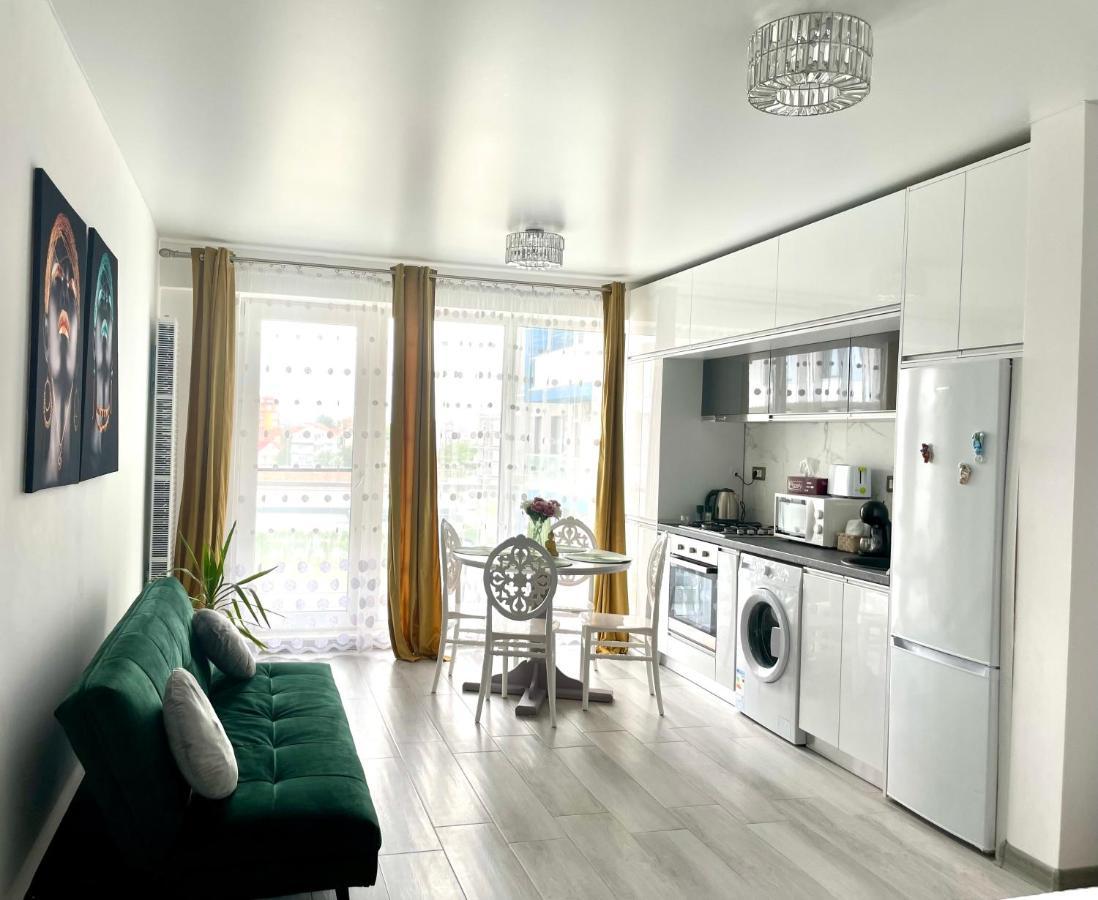 Dominic 2 Beds 1 Sofa Parking Pool Apartament By Alezzi Nord10 Apartment Navodari Exterior photo